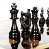 Gros plan des pièces de l'échiquier jeu d'échecs en ébène, corne de zébu et buffle, de la marque The Cocoonalist