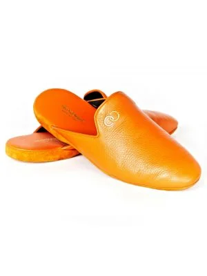 Chaussons de luxe orange en cuir de cerf pour homme et femme par The Cocoonalist