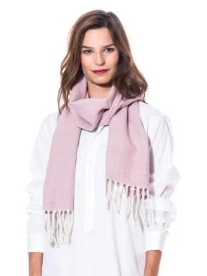 Echarpe en laine blanche et rose, de marque The Cocoonalist