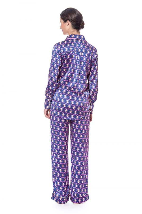 Pyjama en soie mauve avec motifs de luxe par The Cocoonalist, vue de dos de l'ensemble