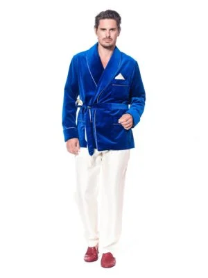 Veste d'intérieur pour homme en velours et soie bleue roi, de la marque The Cocoonalist